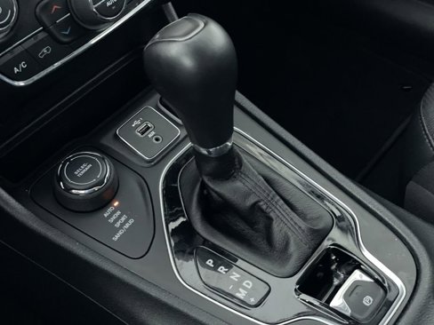 Used 2023 Jeep Cherokee Altitude Lux image 16