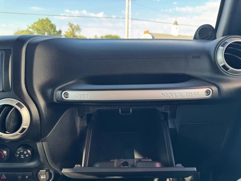 Used 2012 Jeep Wrangler Unlimited Sahara w/ Connectivity Group image 27