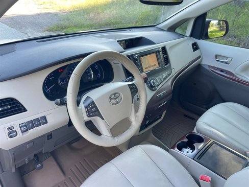Used 2014 Toyota Sienna XLE image 10