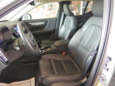 Used 2025 Volvo XC40 B5 Plus image 11