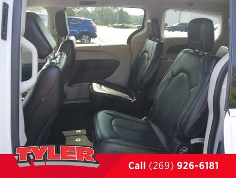 Used 2023 Chrysler Pacifica Touring-L image 41