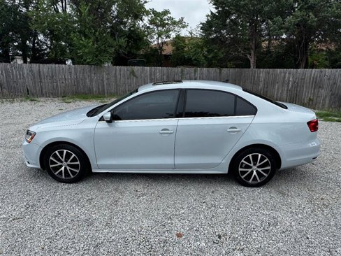 Used 2017 Volkswagen Jetta SE image 3