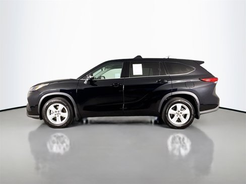 Used 2022 Toyota Highlander LE image 4