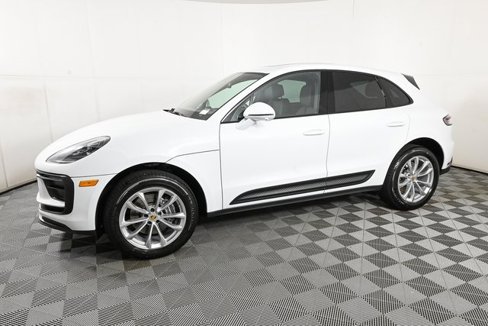 Certified 2025 Porsche Macan image 2