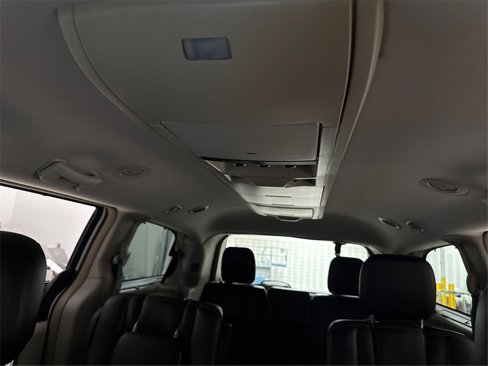 Used 2015 Chrysler Town & Country Touring-L image 37