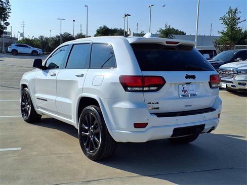 Used 2017 Jeep Grand Cherokee Altitude image 2