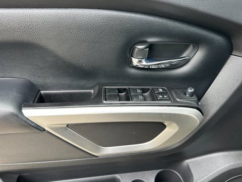 Used 2019 Nissan Titan SV image 10