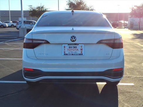 Used 2022 Volkswagen Jetta SE image 9