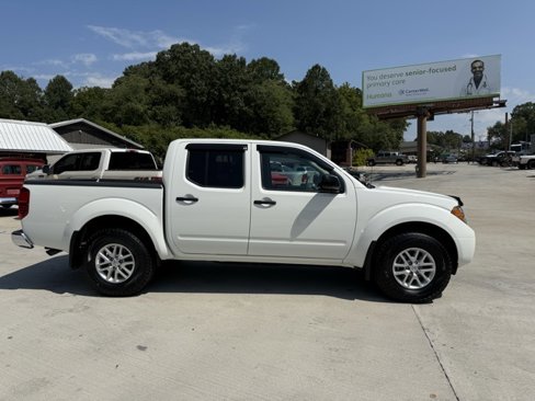 Used 2019 Nissan Frontier SV image 3