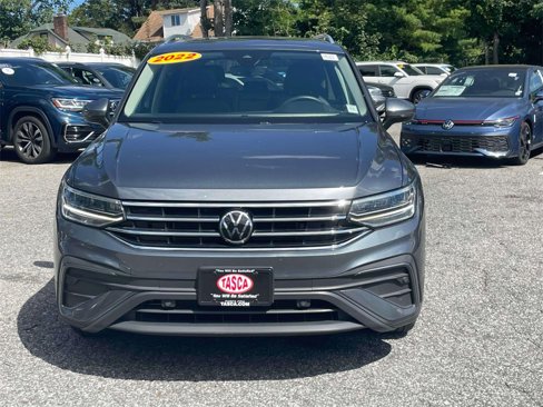 Used 2022 Volkswagen Tiguan SE w/ Panoramic Sunroof Package image 2