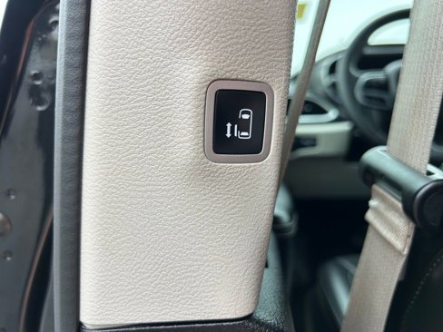 Used 2023 Chrysler Pacifica Touring-L image 33