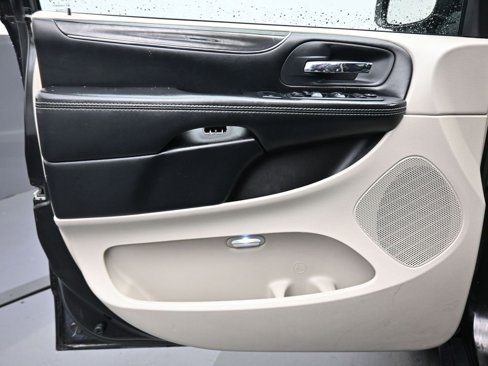 Used 2019 Dodge Grand Caravan SXT image 9