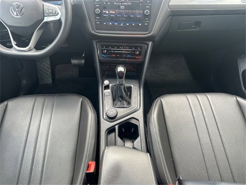 Used 2022 Volkswagen Tiguan SE w/ Panoramic Sunroof Package image 19