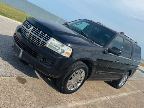 Used 2010 Lincoln Navigator 2WD image 2