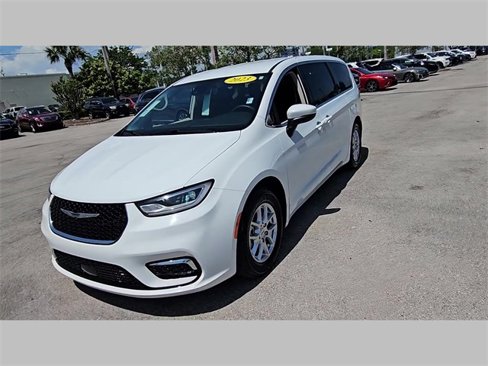 Used 2023 Chrysler Pacifica Touring-L image 32
