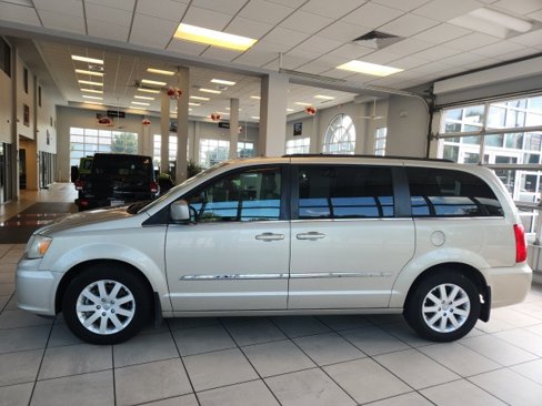 Used 2014 Chrysler Town & Country Touring image 10