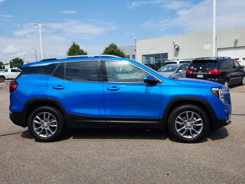Used 2024 GMC Terrain SLT image 2