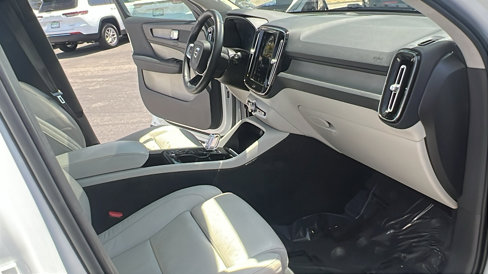 Used 2022 Volvo XC40 T4 Inscription w/ Advanced Package image 13