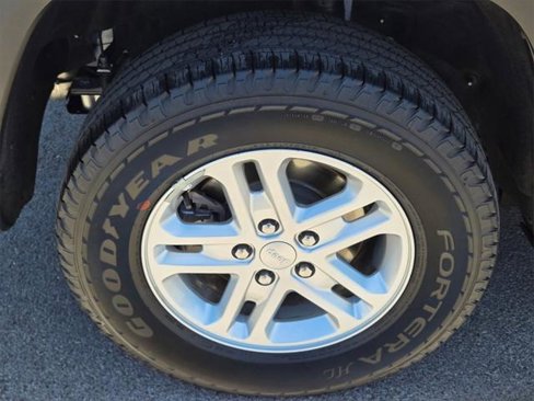 Used 2023 Jeep Grand Cherokee Laredo image 9