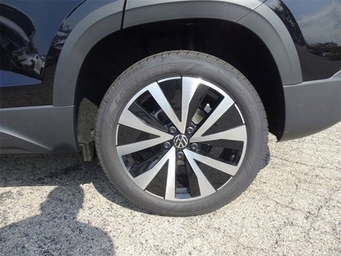 Certified 2024 Volkswagen Taos SE image 3