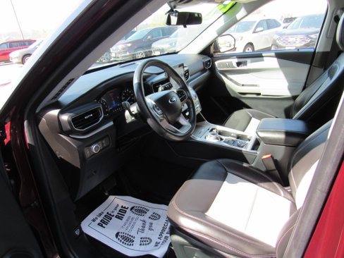 Used 2022 Ford Explorer XLT w/ Equipment Group 202A image 8