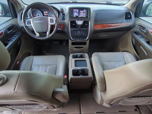 Used 2016 Chrysler Town & Country Touring w/ Driver Convenience Group image 28