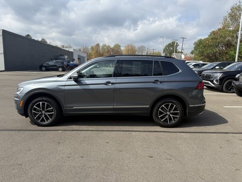 Used 2021 Volkswagen Tiguan SE w/ Panoramic Sunroof Package image 9