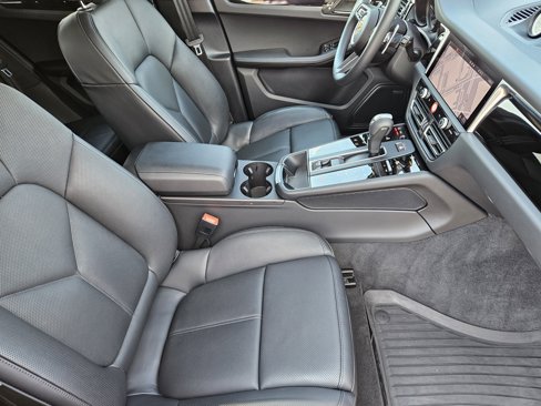 Certified 2025 Porsche Macan Turbo image 15