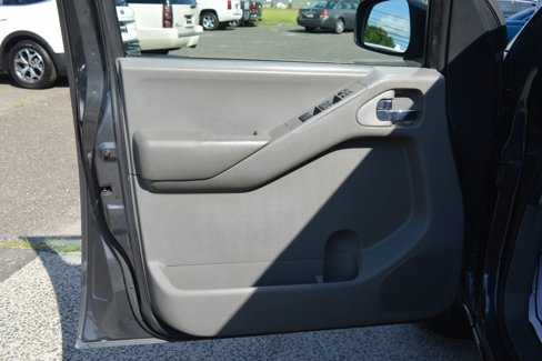 Used 2010 Nissan Frontier SE image 27