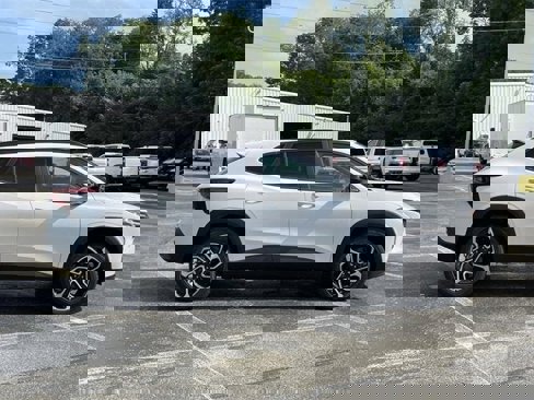 New 2025 Chevrolet Trax RS w/ Sunroof Package image 2