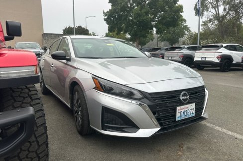 Used 2024 Nissan Altima 2.5 SV image 2