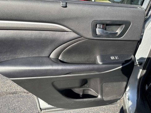 Used 2019 Toyota Highlander SE image 11