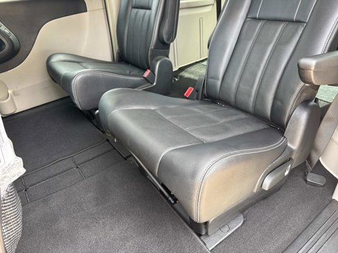 Used 2012 Chrysler Town & Country Touring-L w/ Driver Convenience Group image 11