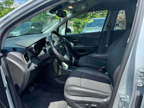 Used 2022 Chevrolet Trax LT w/ LT Convenience Package image 14