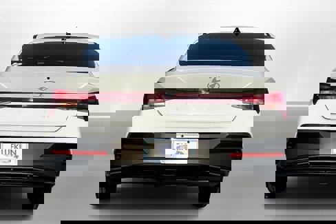 Used 2024 Hyundai Elantra SE image 3