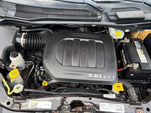 Used 2016 Chrysler Town & Country Touring image 10