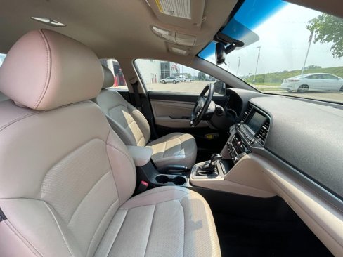 Used 2017 Hyundai Elantra Limited image 3