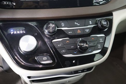 Used 2018 Chrysler Pacifica Touring Plus image 32