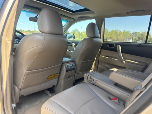 Used 2010 Toyota Highlander SE image 17