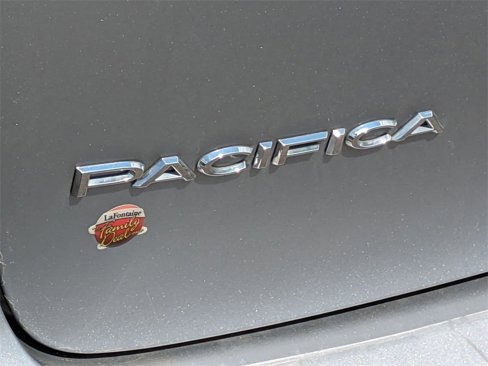 Used 2019 Chrysler Pacifica Touring-L image 10