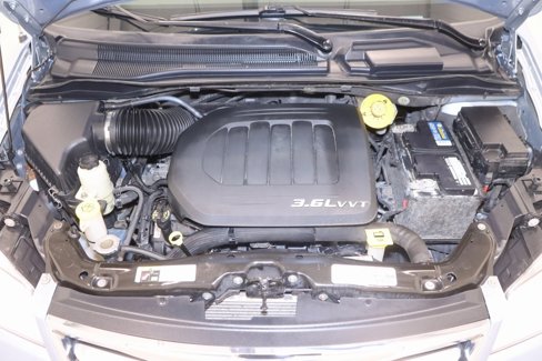Used 2013 Chrysler Town & Country Touring image 38