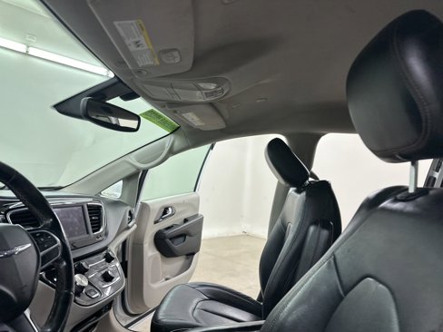 Used 2020 Chrysler Pacifica Touring-L image 28