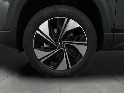 New 2025 Volkswagen Taos SE image 3