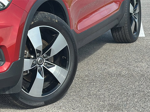 Used 2020 Volvo XC40 T5 Momentum w/ Protection Package Premier image 3