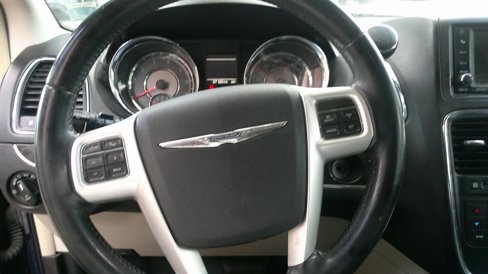 Used 2015 Chrysler Town & Country Touring image 13