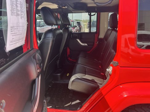 Used 2015 Jeep Wrangler Unlimited Sahara w/ Connectivity Group image 17