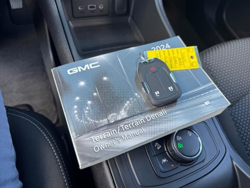 Used 2024 GMC Terrain SLE image 34