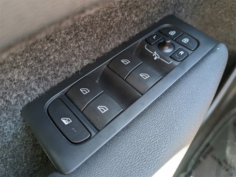 Certified 2023 Volvo XC40 B5 Plus image 25