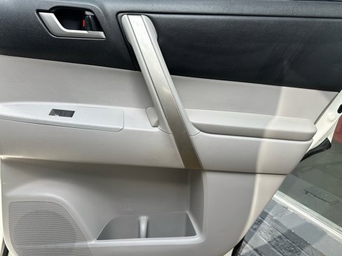 Used 2013 Toyota Highlander SE image 11