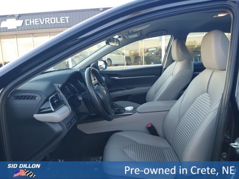Used 2023 Toyota Camry SE image 3